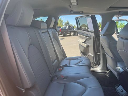 Used 2021 Toyota Highlander XLE AWD/4WD image 34
