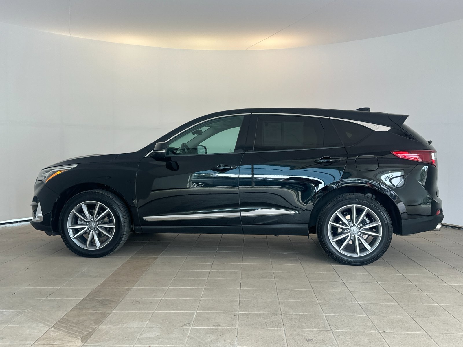 Used 2019 Acura RDX w/ Technology Package AWD/4WD image 3
