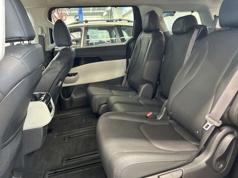 Used 2024 Kia Carnival EX FWD image 16