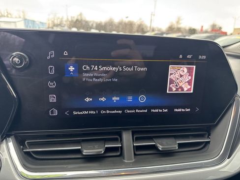 Used 2025 Chevrolet Trax LT w/ LT Convenience Package FWD image 16