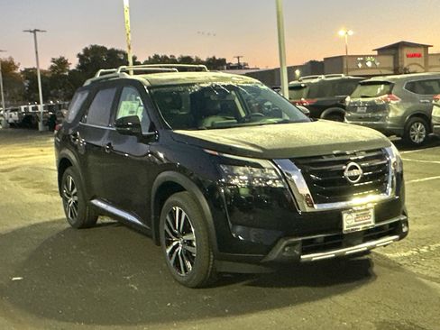 New 2025 Nissan Pathfinder Platinum image 3