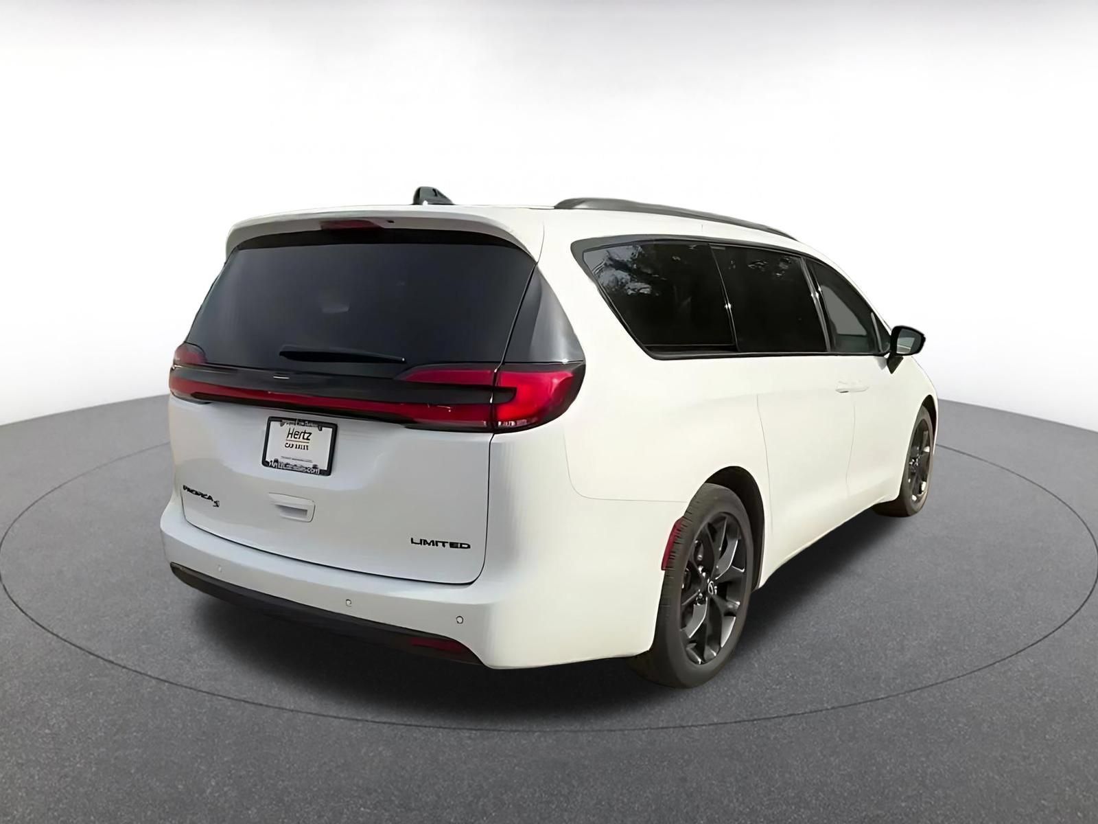 Used 2025 Chrysler Pacifica Limited FWD image 13