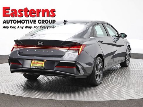 Used 2024 Hyundai Elantra SEL w/ Convenience Package FWD image 5
