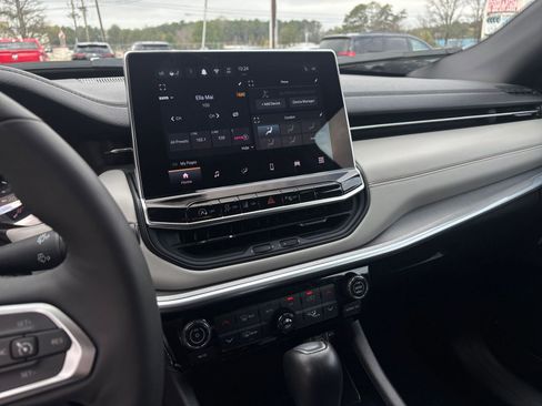 Used 2025 Jeep Compass Limited image 23