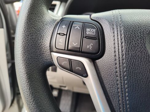 Used 2018 Toyota Highlander LE FWD image 23
