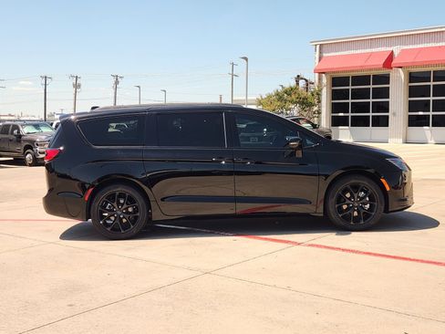 New 2027 Chrysler Pacifica Limited w/ Family Tech Group FWD image 7