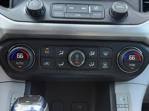 Used 2018 GMC Acadia SLT FWD image 18