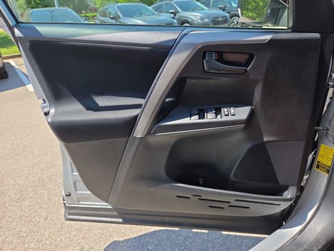 Used 2018 Toyota RAV4 LE FWD image 17