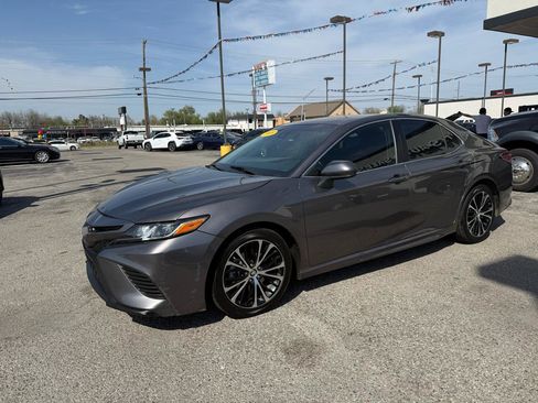 Used 2018 Toyota Camry SE image 2