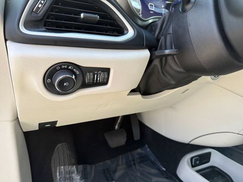 Used 2023 Chrysler Pacifica Touring-L FWD image 17