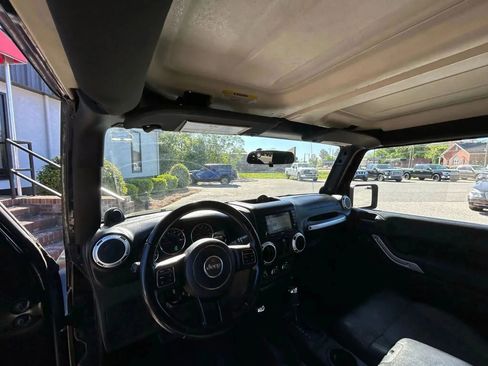 Used 2011 Jeep Wrangler Unlimited Sahara w/ Connectivity Group AWD/4WD image 22