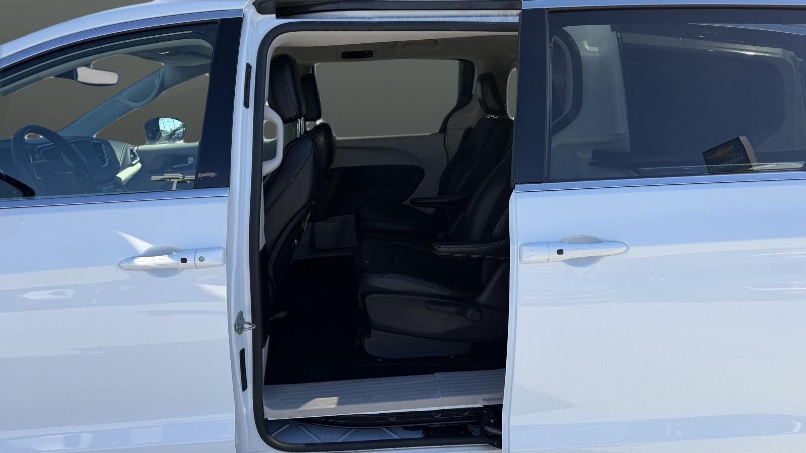 Used 2024 Chrysler Pacifica Limited FWD image 43