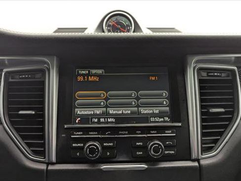 Used 2016 Porsche Macan Turbo image 32