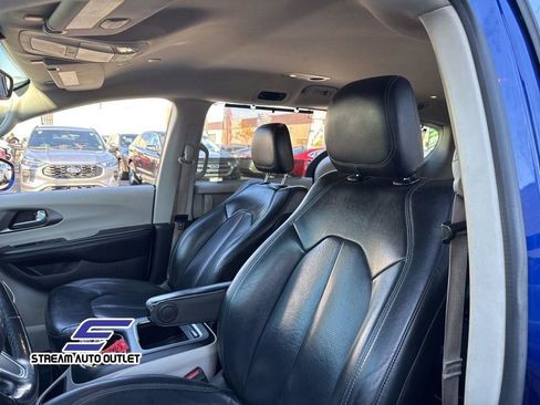 Used 2021 Chrysler Pacifica Touring-L image 18