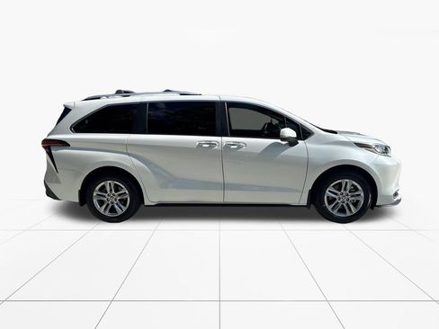 Used 2025 Toyota Sienna Limited FWD image 9