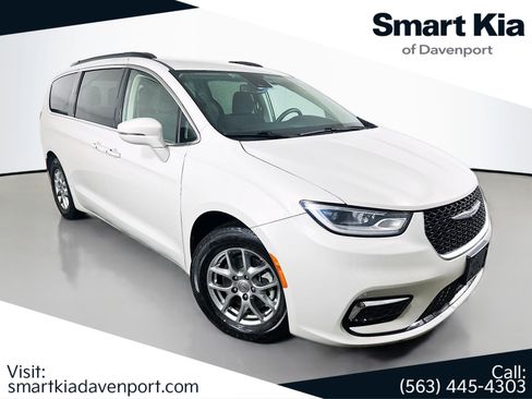 Used 2021 Chrysler Pacifica Touring image 1