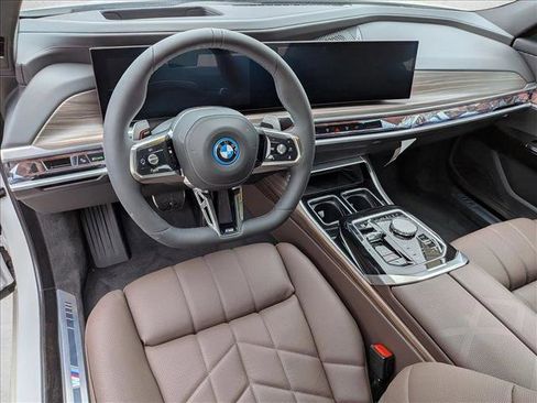 New 2026 BMW 750e xDrive w/ Premium Package image 3