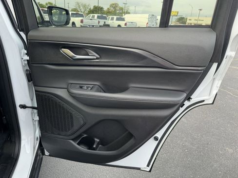 Used 2025 Jeep Grand Cherokee Altitude AWD/4WD image 32