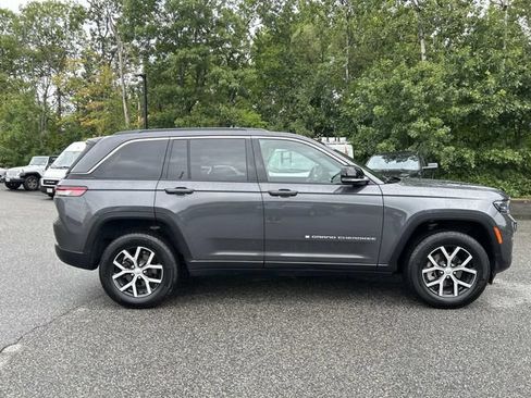 Used 2025 Jeep Grand Cherokee Limited AWD/4WD image 2