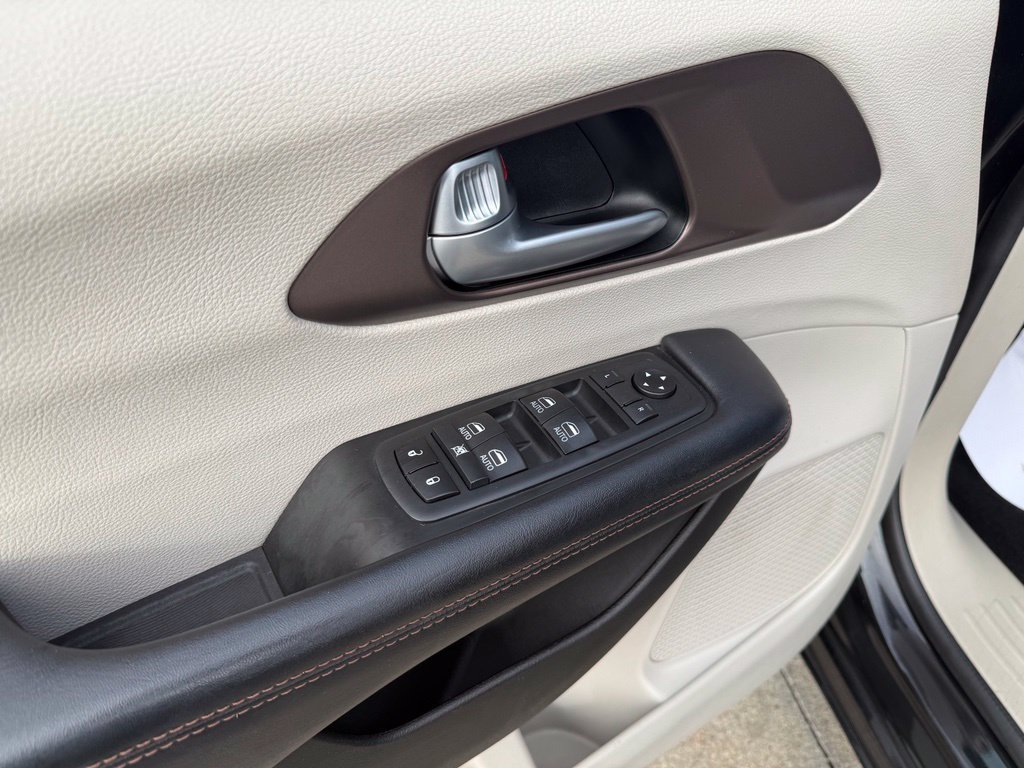 Used 2019 Chrysler Pacifica Touring-L Plus w/ Advanced Safetytec Group FWD image 24