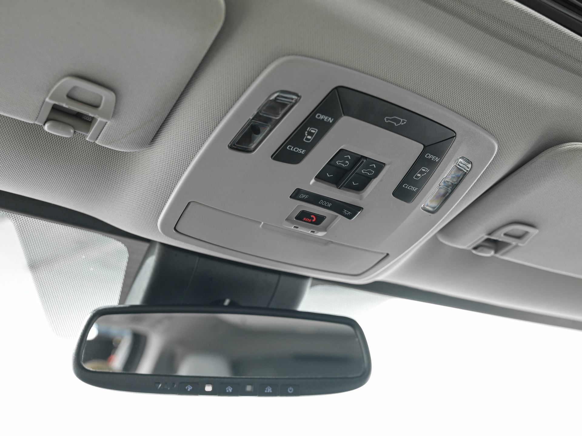 Used 2024 Toyota Sienna XLE w/ XLE Plus Package FWD image 24