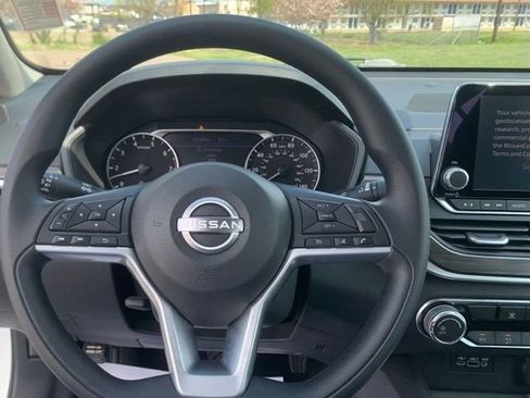 Used 2025 Nissan Altima 2.5 SV image 17