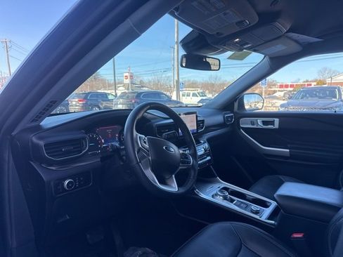 Used 2022 Ford Explorer Limited w/ Equipment Group 301A image 9