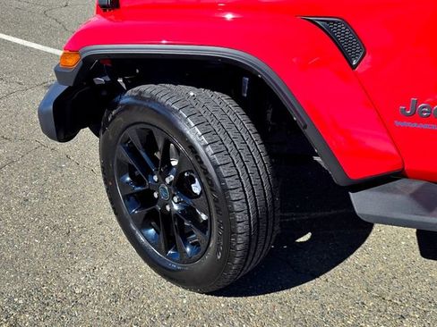 Certified 2025 Jeep Wrangler Sahara 4xe image 31