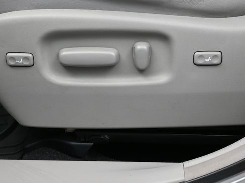 Used 2012 Toyota Highlander Limited image 10