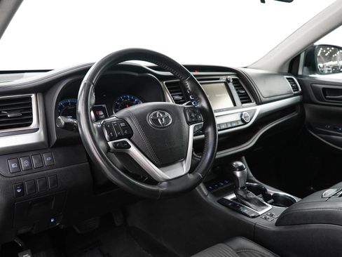 Used 2019 Toyota Highlander Plus AWD/4WD image 27