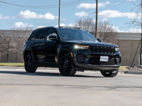 Used 2022 Jeep Grand Cherokee Altitude image 2