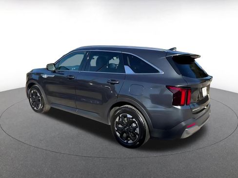 Used 2024 Kia Sorento S image 10