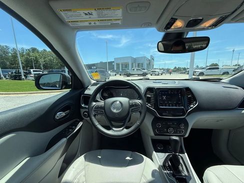 Used 2019 Jeep Cherokee Limited w/ Luxury Group AWD/4WD image 8