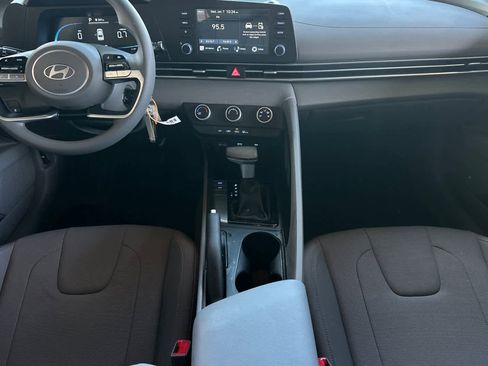 Used 2025 Hyundai Elantra SE image 4