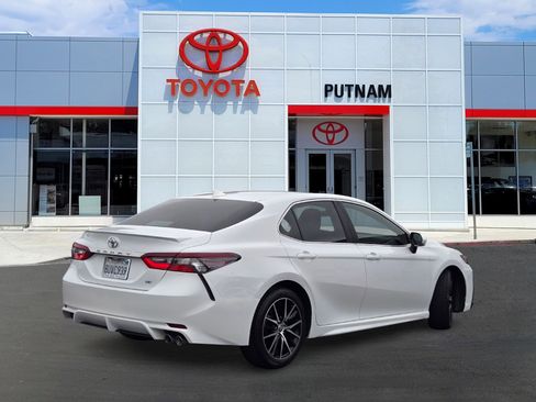 Used 2021 Toyota Camry SE w/ Convenience Package FWD image 4