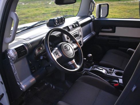 Used 2014 Toyota FJ Cruiser 4WD w/ Upgrade Package image 9