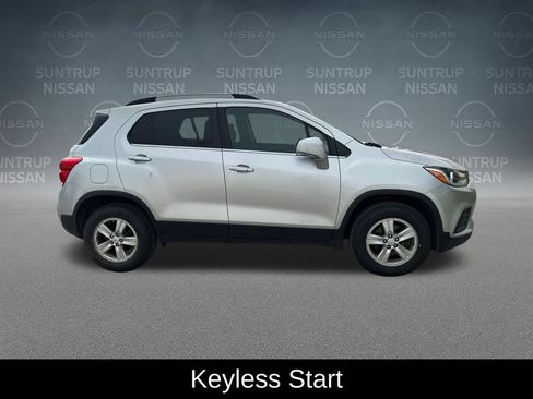 Used 2017 Chevrolet Trax LT w/ LT Convenience Package AWD/4WD image 7
