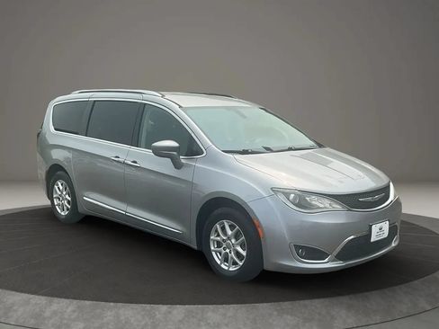 Used 2020 Chrysler Pacifica Touring-L FWD image 7