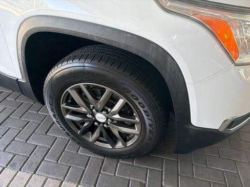 Used 2018 GMC Acadia SLT FWD image 2