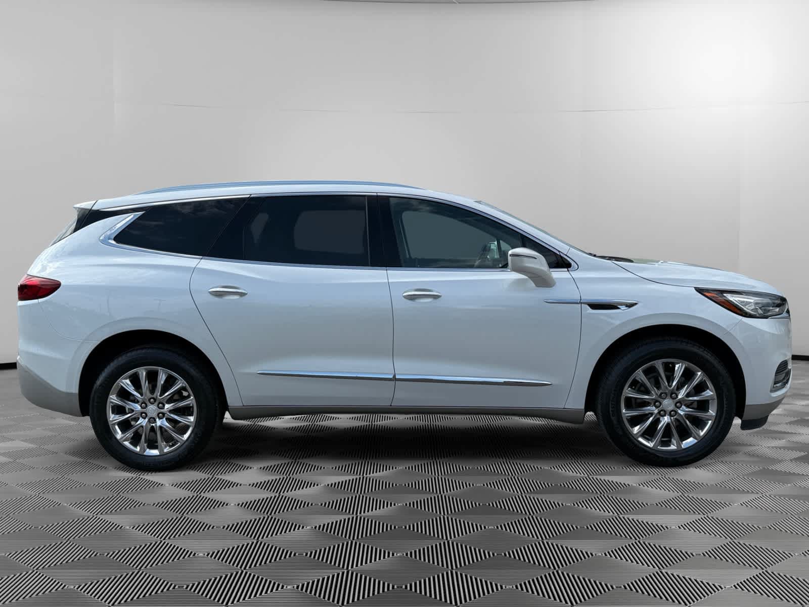 Used 2020 Buick Enclave Premium w/ Sun and Sites Package FWD image 3