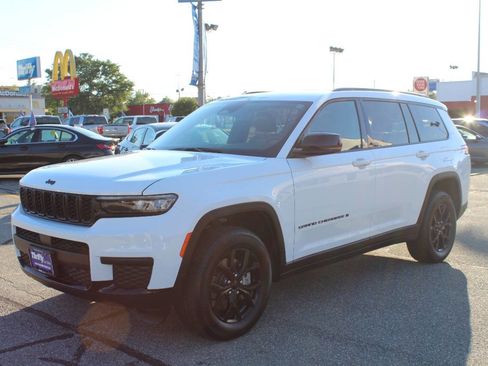 Used 2024 Jeep Grand Cherokee L Laredo image 3