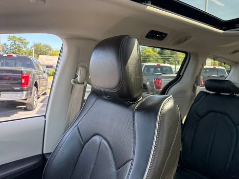 Used 2018 Chrysler Pacifica Limited FWD image 37