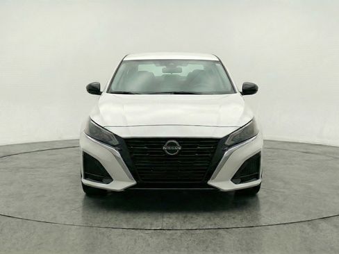Used 2025 Nissan Altima 2.5 SV FWD image 2