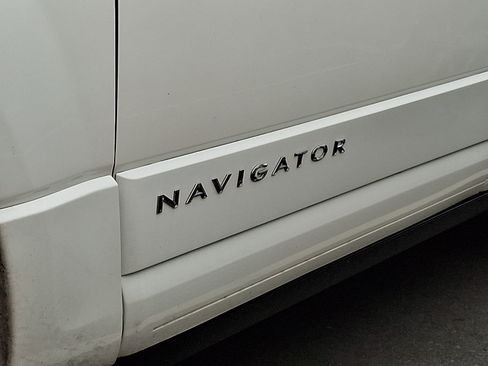 Used 2017 Lincoln Navigator Reserve AWD/4WD image 7