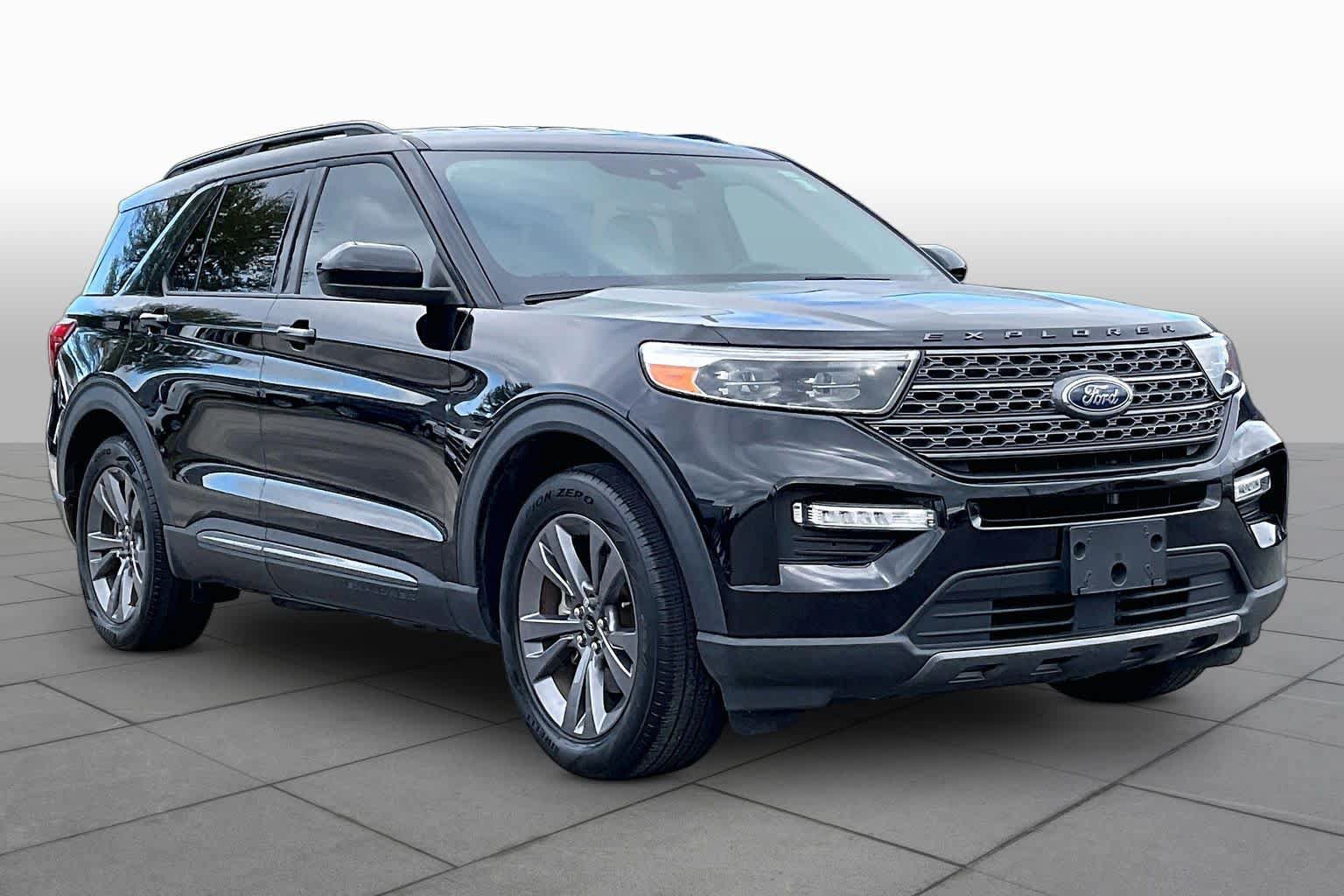 Used 2023 Ford Explorer XLT w/ Equipment Group 202A RWD image 3