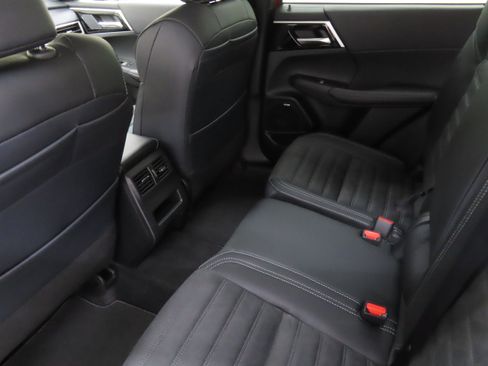 New 2025 Mitsubishi Outlander SE image 21