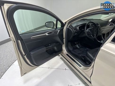 Used 2017 Ford Fusion Energi SE image 8