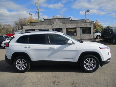 Used 2016 Jeep Cherokee Latitude w/ Cold Weather Group AWD/4WD image 2
