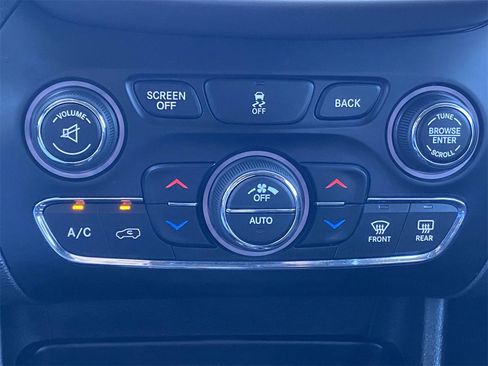 Used 2016 Jeep Cherokee Latitude w/ Comfort/Convenience Group image 27