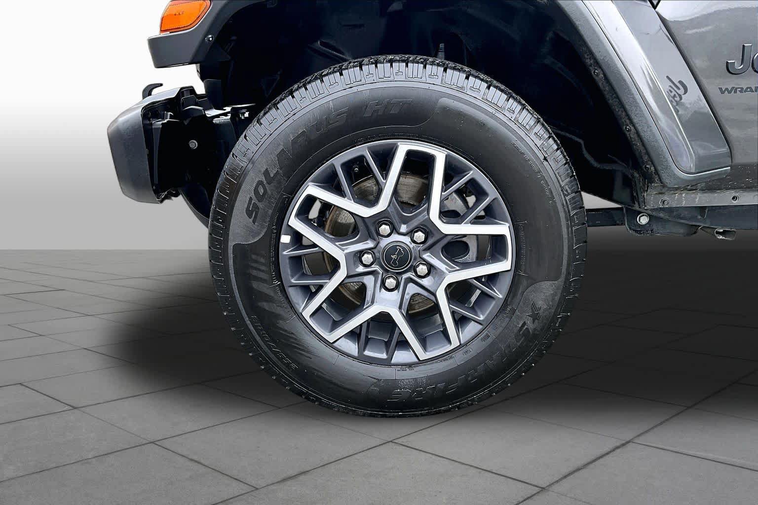 Used 2025 Jeep Wrangler Unlimited Sahara AWD/4WD image 11